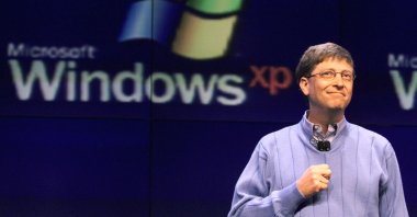 Microsoft chairperson and chief software architect Bill Gates addresses the media about Windows XP at a news conference, Seattle, Washington, U.S., Feb. 13, 2001. (AFP Photo)