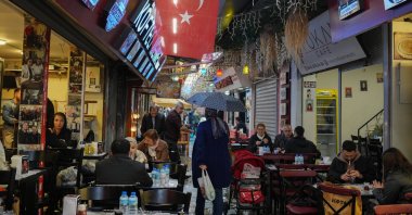 People are seen shopping in western Izmir province's Kemeraltı market, Türkiye, April 2, 2025 (AA Photo)