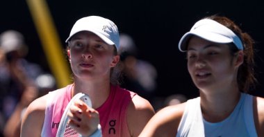 Poland&#039;s Iga Swiatek (L) greets Britain&#039;s Emma Raducanu at the net after victory in the Women&#039;s Singles Third Round match during day seven of the 2025 Australian Open at Melbourne Park, Melbourne, Australia, Jan. 18, 2025. (Getty Images Photo)
