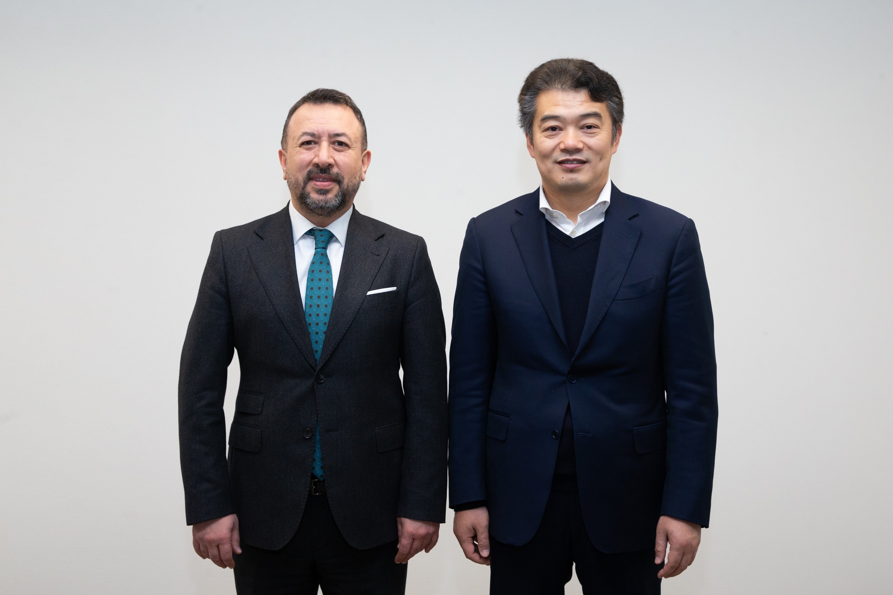 Zafer Orhan (L), deputy general manager in charge of network at Türk Telekom, and Peng Aiguang, senior vice president of ZTE. (DHA Photo)