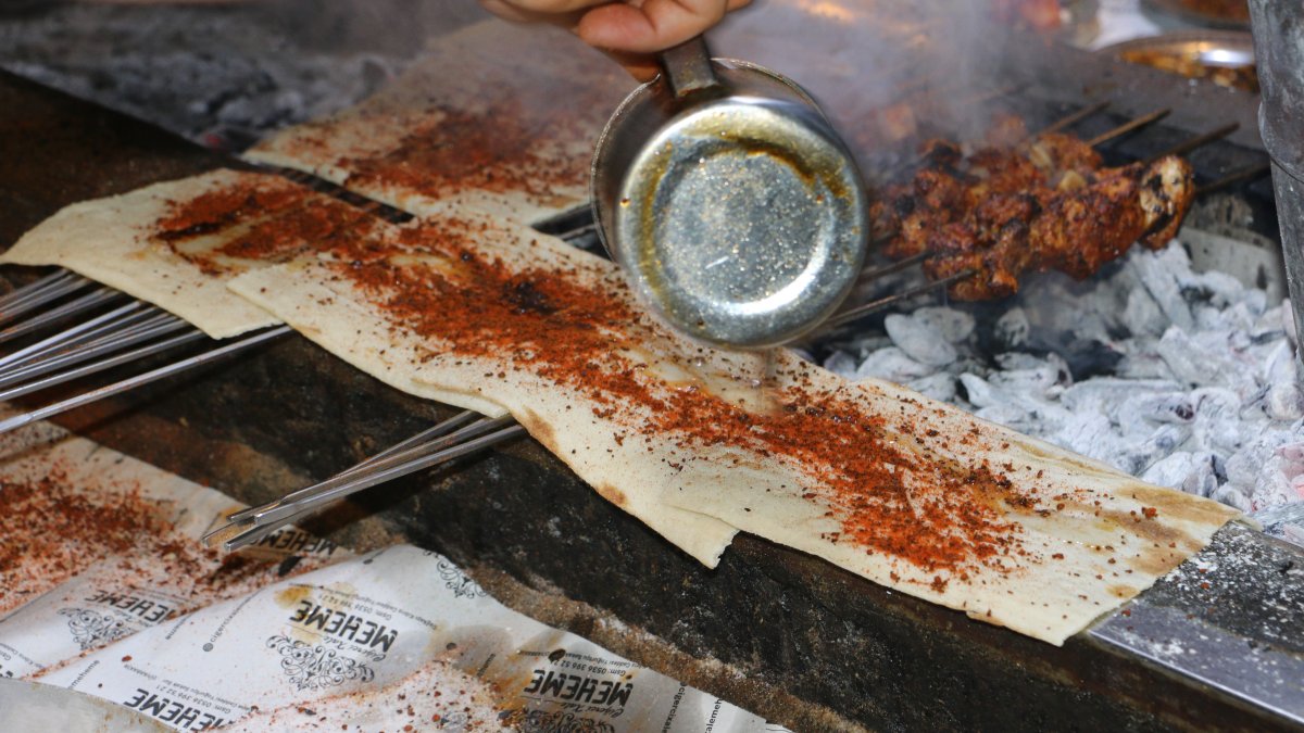 Liver kebab being prepared during the bayram holiday, Diyarbakır, Türkiye, April 4, 2025. (IHA Photo)