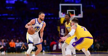 Golden State Warriors&#039; Stephen Curry (L) controls the ball against Los Angeles Lakers&#039; Dorian Finney-Smith (C) and Luka Doncic during the second half at Crypto.com Arena, Los Angeles, U.S., April 3, 2025. (Reuters Photo)