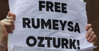 A supporter of Tufts University graduate student Rümeysa Öztürk, carries a sign that reads "Free Rumeysa Ozturk! Hands Off," as she marches with others outside of Federal Court, Boston, Massachusetts, U.S., April 3, 2025. (EPA Photo)