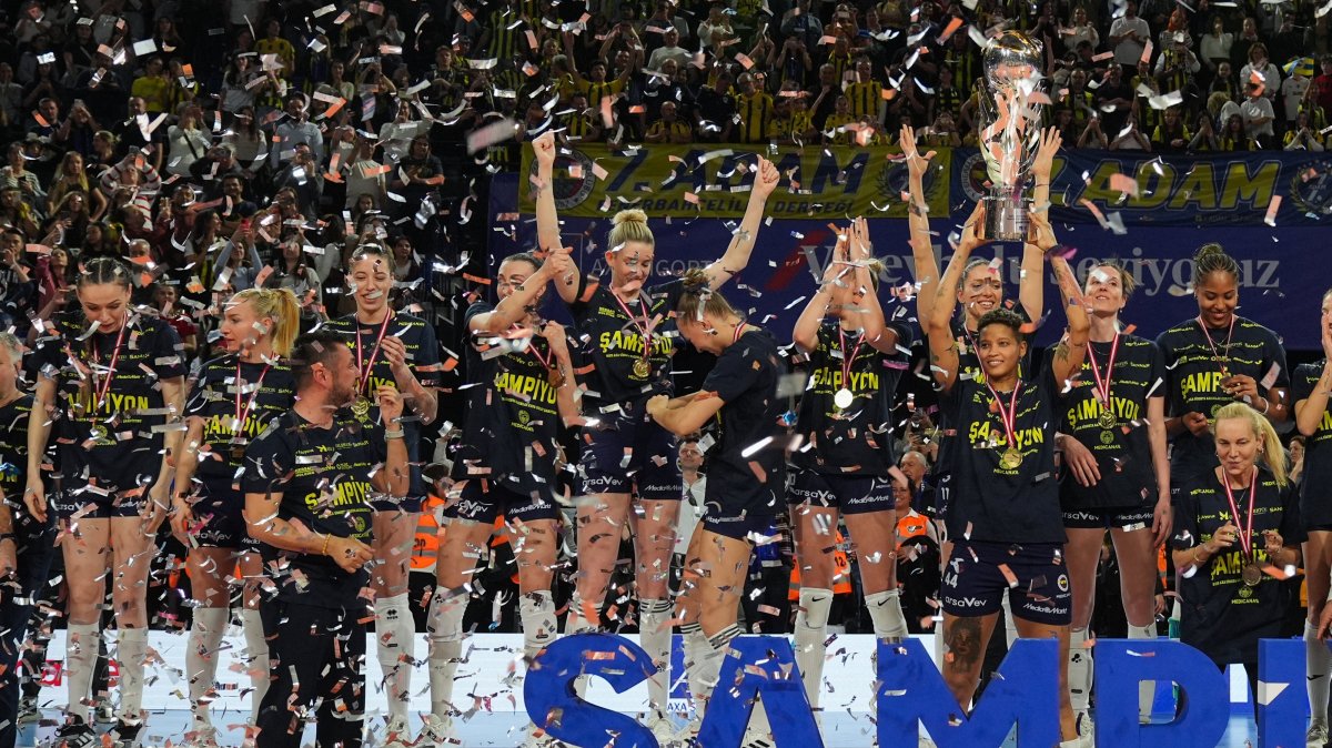 Fenerbahçe players celebrate after beating Eczacıbaşı Dynavit in the AXA Sigorta Women’s Cup final match, Izmir, Türkiye, April 5, 2025. (DHA Photo) 