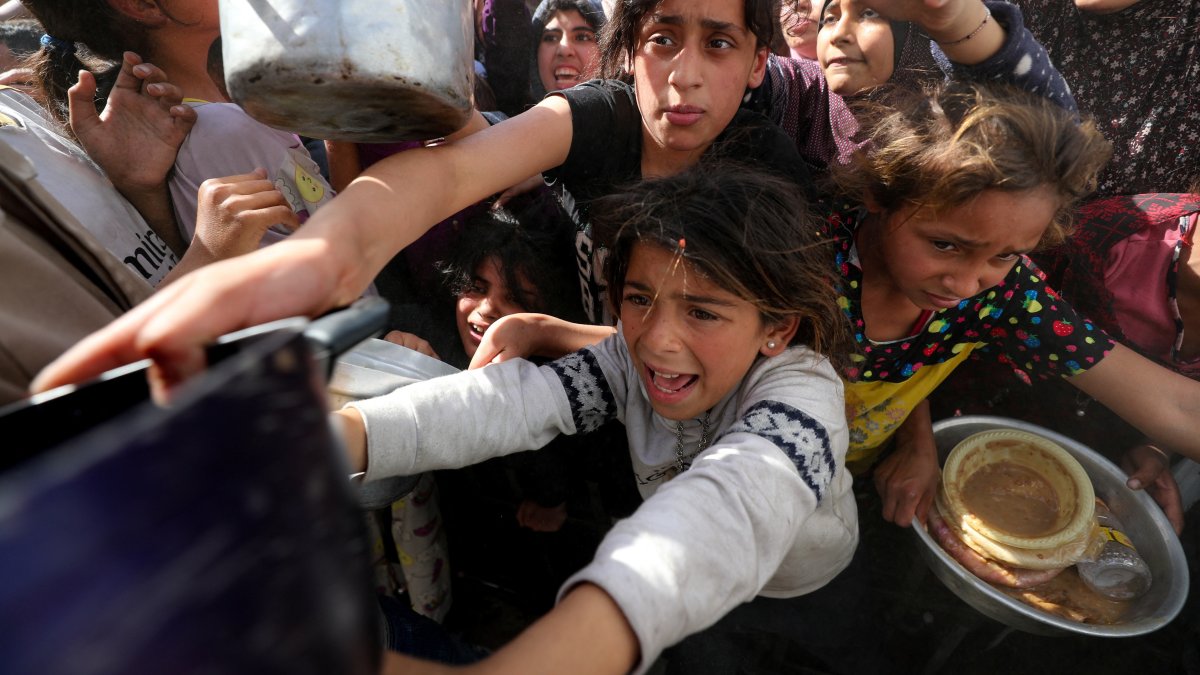 Palestinian children wait to receive food cooked by a charity kitchen, Beit Lahia, Gaza Strip, Palestine, April 3, 2025. (Reuters Photo)