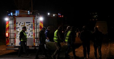 Emergency personnel carry a body at the site of a Russian missile strike in a residential area, Kryvyi Rih, Ukraine, April 4, 2025. (Reuters Photo)