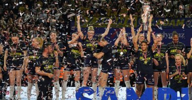 Fenerbahçe players celebrate after beating Eczacıbaşı Dynavit in the AXA Sigorta Women’s Cup final match, Izmir, Türkiye, April 5, 2025. (DHA Photo) 