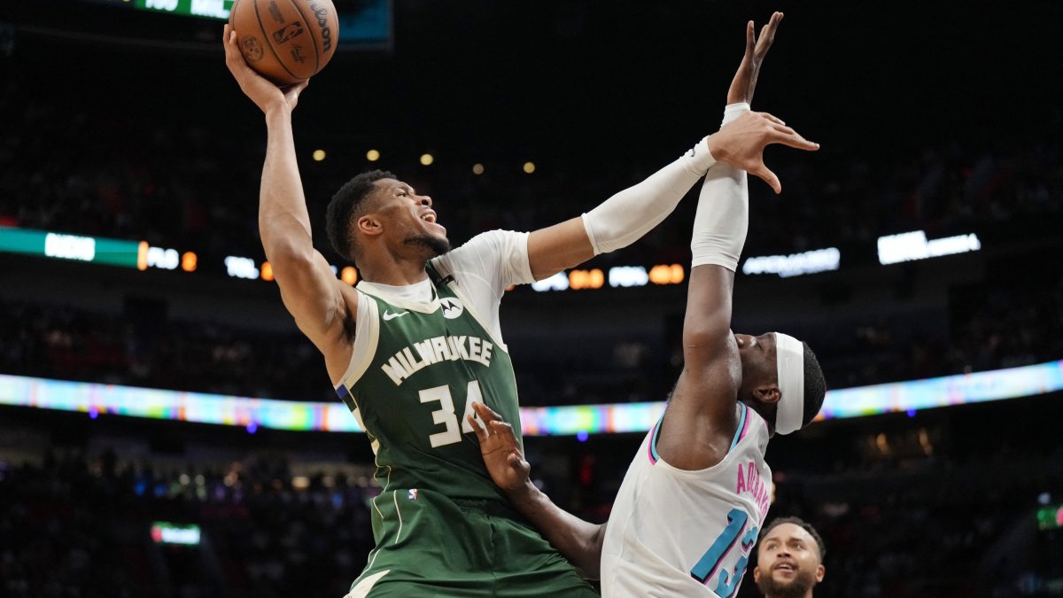 Bucks forward Giannis Antetokounmpo (L) goes up for a shot as Heat center Bam Adebayo defends during an NBA game, Miami, Florida, U.S., Apr 5, 2025. (Reuters Photo)
