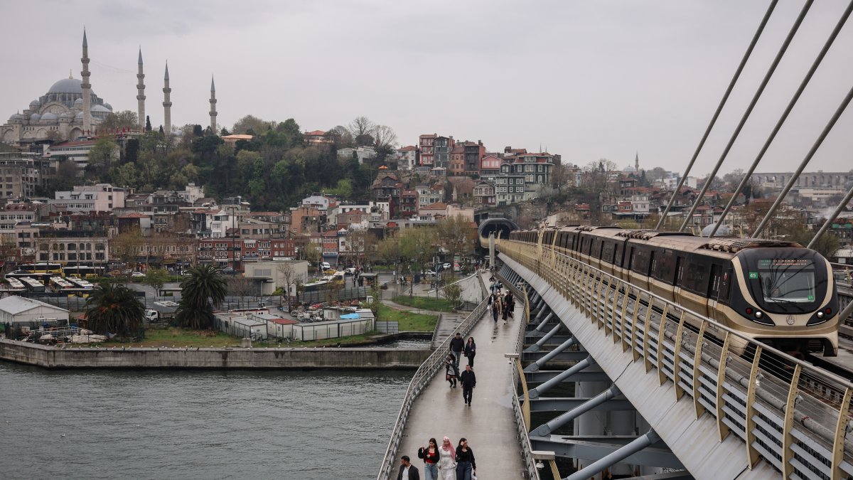 People walk on the Halıç metro bridge, Istanbul, Türkiye, April 1, 2025. (Reuters Photo)