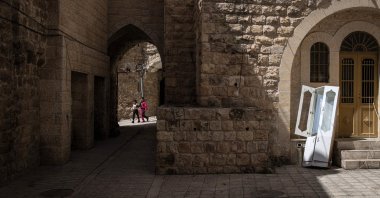 Palestinian girls walk near uninhabited houses in old Hebron in the occupied West Bank, Palestine, April 3, 2025. (AFP Photo)