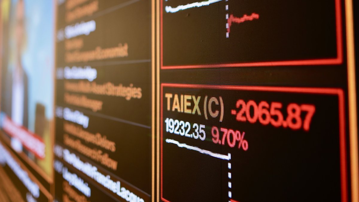 A screen displays stock values inside the Taiwan Stock Exchange Office in Taipei, Taiwan, April 7, 2025. (EPA Photo)