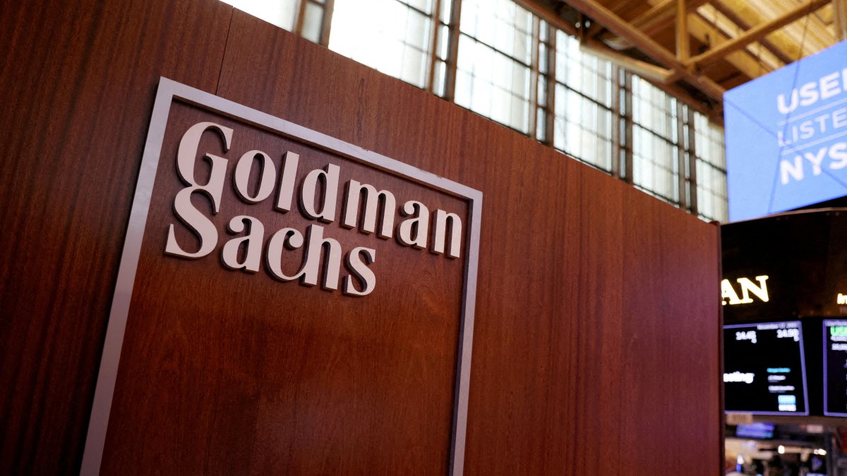 The logo for Goldman Sachs is seen on the trading floor at the New York Stock Exchange (NYSE), New York City, New York, U.S., Nov. 17, 2021. (Reuters Photo)