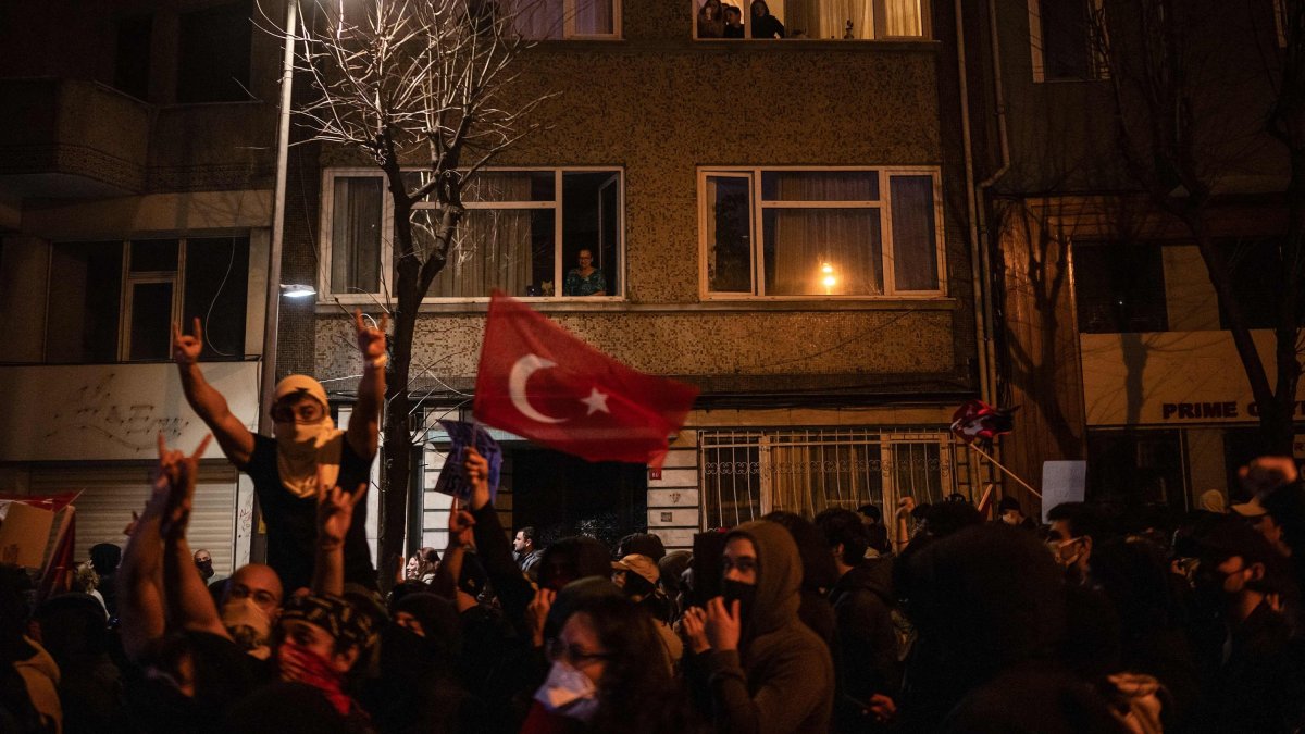 Residents of an apartment building look out as students march along a street during a rally in support of the Istanbul mayor&#039;s arrest, Istanbul, Türkiye, March 25, 2025. (AFP File Photo)