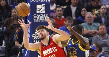 Houston Rockets&#039; Alperen Şengün (L) reaches up for a pass as Golden State Warriors&#039; Draymond Green (R) defends during the first half between the Houston Rockets and the Golden State Warriors, San Francisco, U.S., April 6, 2025. (EPA Photo)