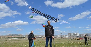 Sultan Kösen, the world&#039;s tallest living man, joyfully participates in a kite festival, Mardin, Türkiye, April 7, 2025. (DHA Photo)
