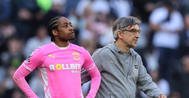 Southampton's Kyle Walker-Peters (L) looks dejected with manager Ivan Juric after the Premier League match against Tottenham Hotspur at the Tottenham Hotspur Stadium, London, U.K., April 6, 2025. (Reuters Photo)