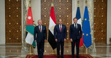 A handout photo made available by the Royal Hashemite Court shows Egyptian President Abdel Fattah el-Sissi (C) posing for a photo with Jordan&#039;s King Abdullah II (L) and French President Emmanuel Macron (R) during a trilateral summit on Gaza, in Cairo, Egypt, April 7, 2025.  (EPA Photo)