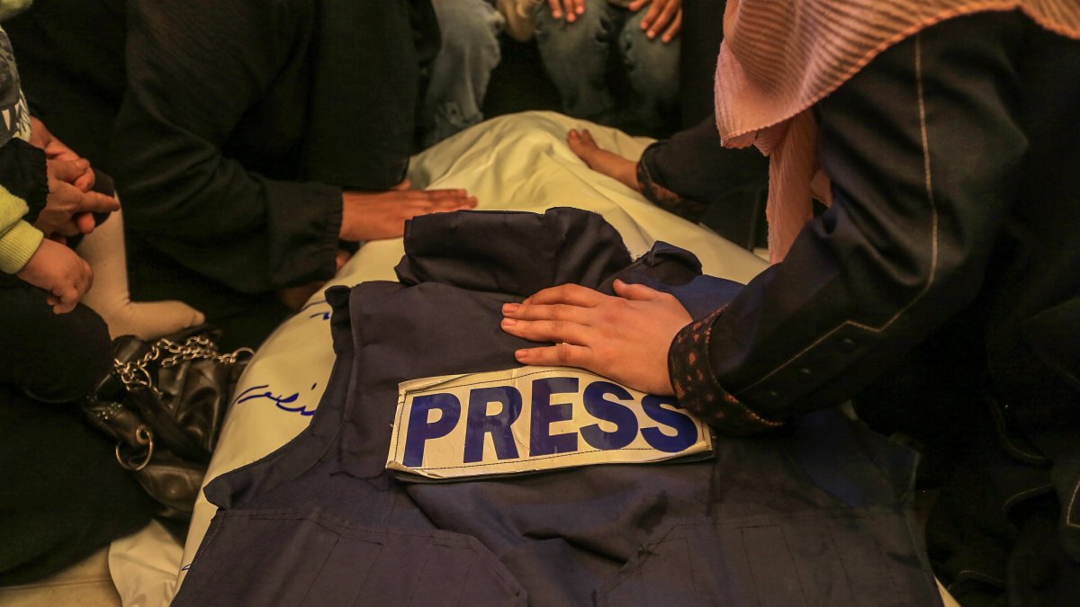 Relatives mourn the death of Palestinian journalist Ahmed Mansour, who was killed in an Israeli attack in Khan Younis, southern Gaza, April 8, 2025. (AA Photo)