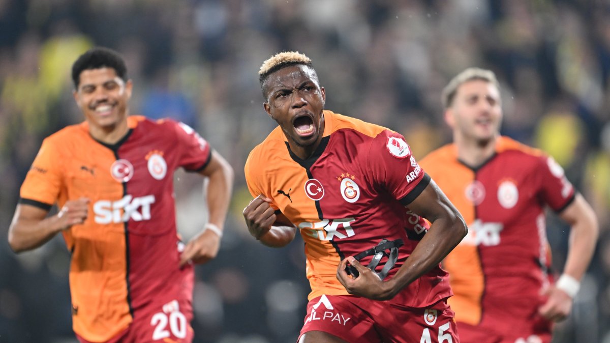 Galatasaray&#039;s Victor Osimhen (C) celebrates after scoring during the Turkish Cup quarterfinal match against Fenerbahçe at the Ülker Stadium, Istanbul, Türkiye, April 2, 2025. (AA Photo)