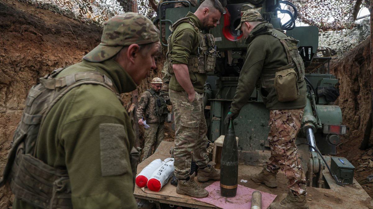 Ukrainian servicemen prepare a shell as they fire at Russian troops near Toretsk, Donetsk, Ukraine, April 7, 2025. (Reuters Photo)