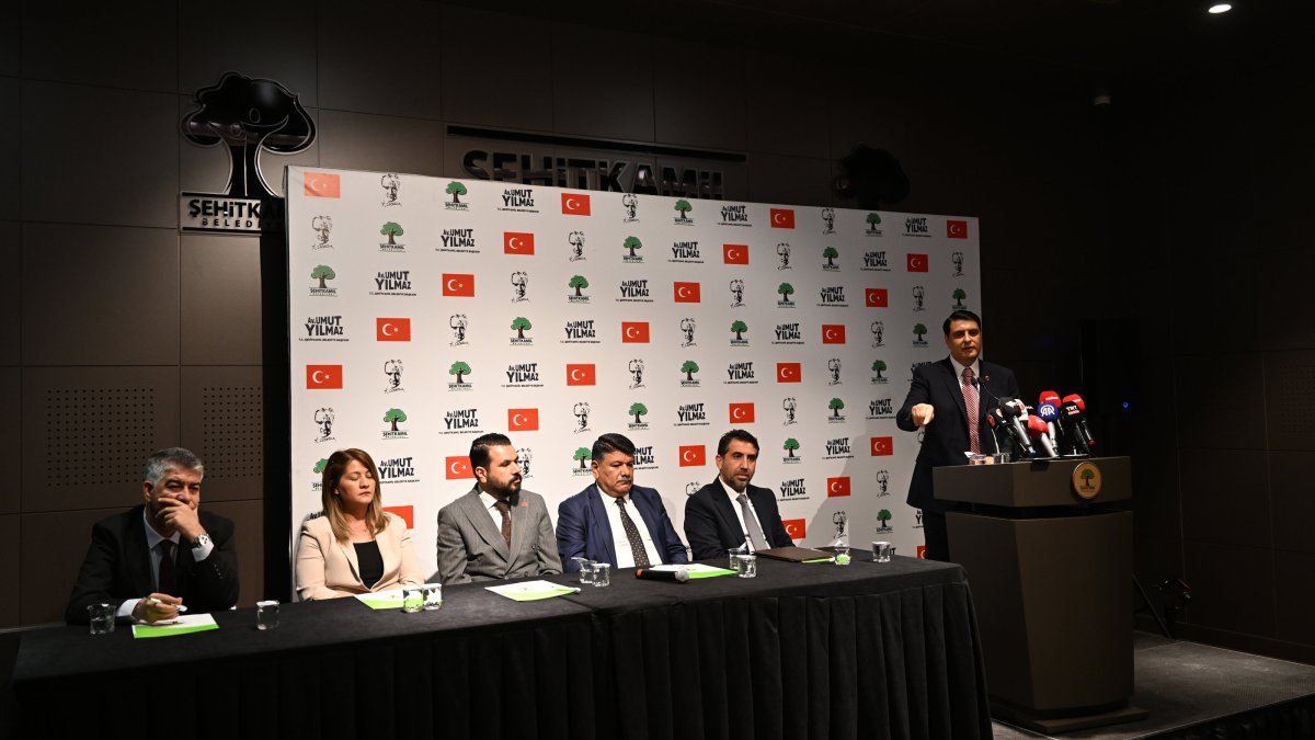Umut Yılmaz (R), Gaziantep’s Şehitkamil district mayor of the main opposition party, the Republican People&#039;s Party (CHP), is seen with other parliamentary members announcing his resignation, Gaziantep, southeastern Türkiye, April 8, 2025 (AA Photo)