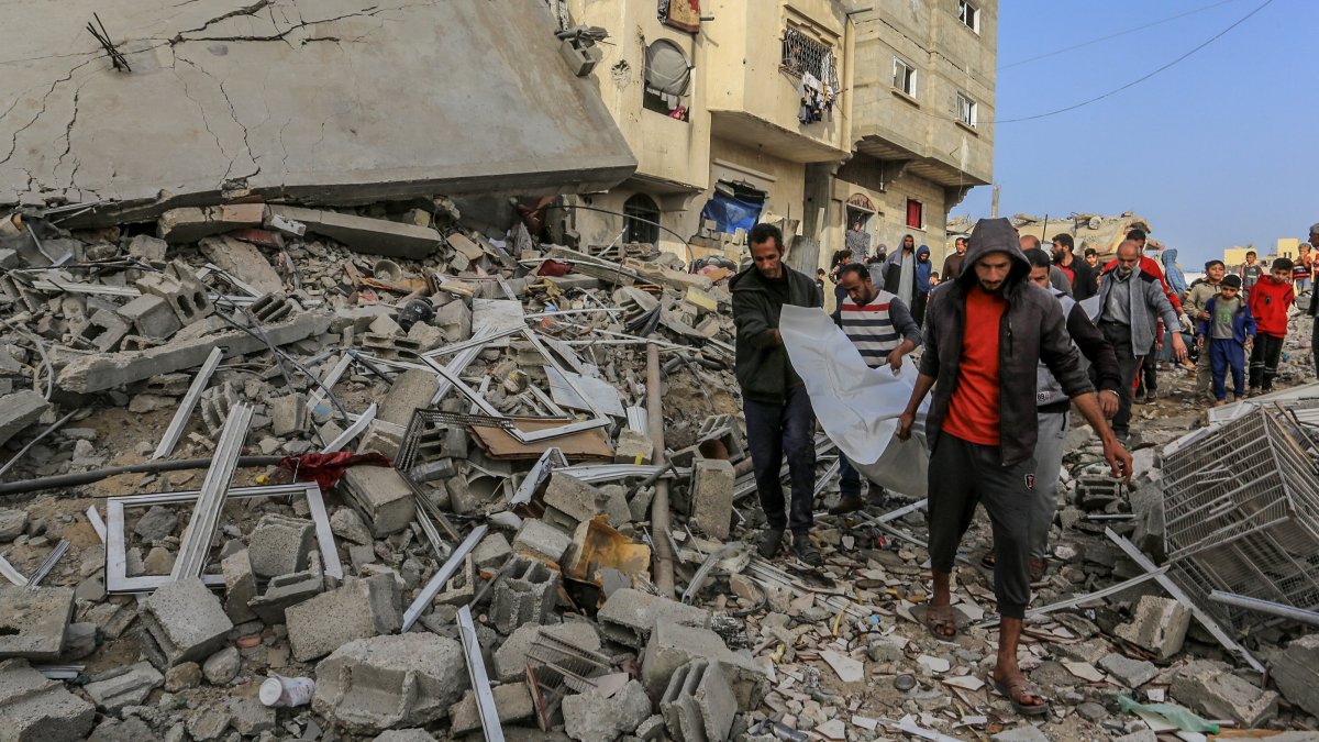 Rescuers retrieve a body from under the rubble of a building destroyed in an Israeli airstrike, Khan Younis, southern Gaza, Palestine, April 6, 2025. (AA Photo)