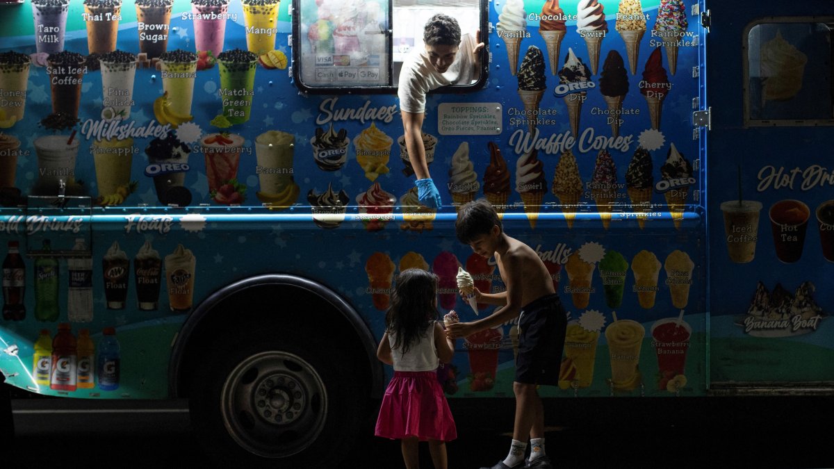 Children hold ice cream near a food truck vendor at the National Mall, Washington, U.S., Aug. 12, 2024. (Reuters Photo)