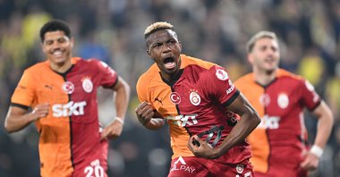 Galatasaray&#039;s Victor Osimhen (C) celebrates after scoring during the Turkish Cup quarterfinal match against Fenerbahçe at the Ülker Stadium, Istanbul, Türkiye, April 2, 2025. (AA Photo)