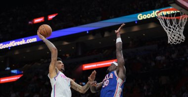 Miami Heat&#039;s Kel&#039;el Ware (L) shoots the basketball over Philadelphia 76ers&#039; Adem Bona during the second quarter at Kaseya Center, Miami, U.S., April 7, 2025