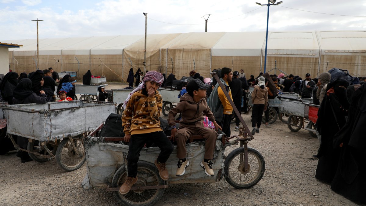 Children look on as Iraqi families at the al-Hol camp prepare for their journey back to Iraq, Syria, March 29, 2025. (REUTERS Photo)