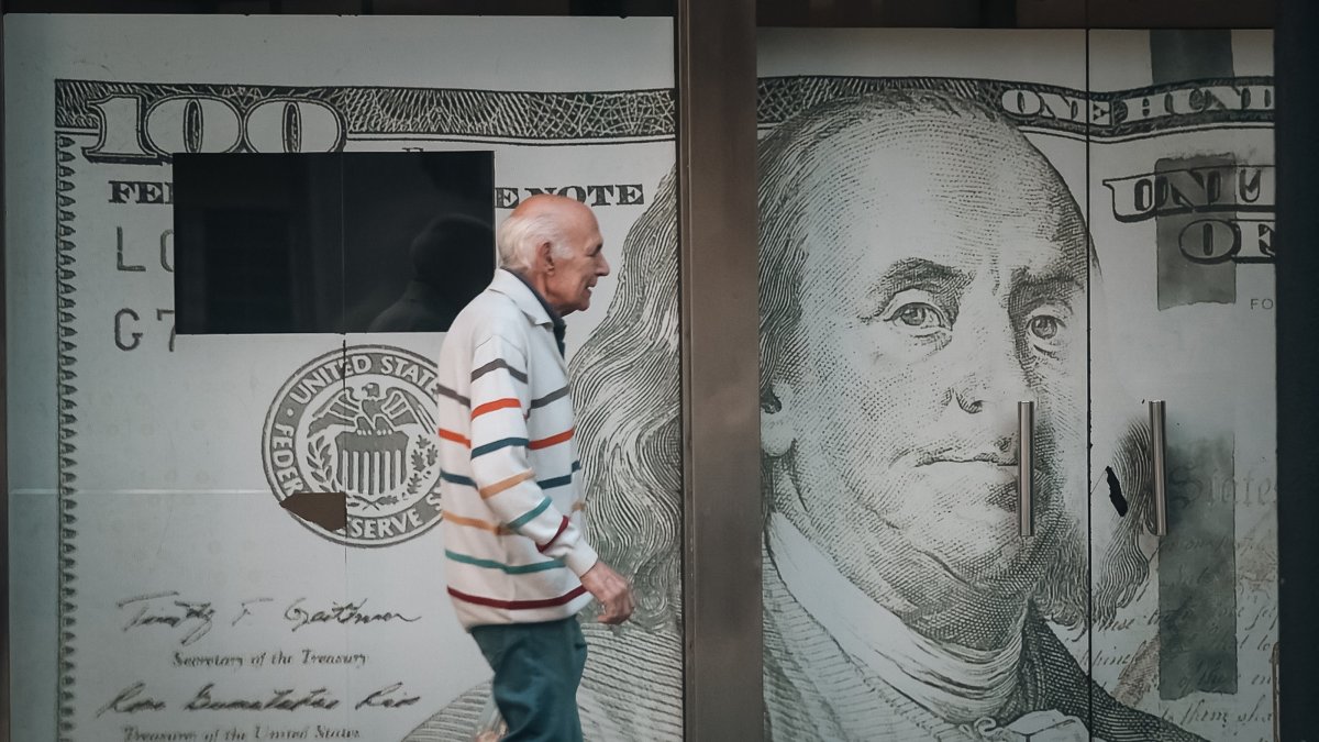  A person walks past a currency exchange office in Buenos Aires, Argentina, April 1, 2024. (EPA Photo)