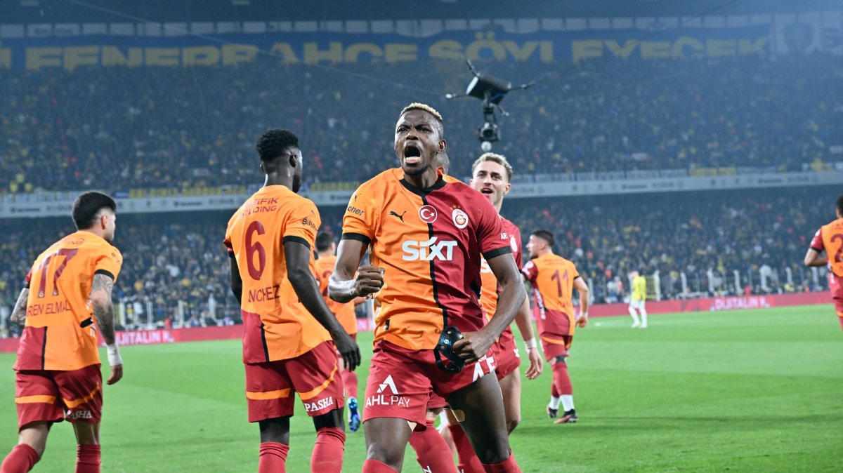 Galatasaray&#039;s Victor Osimhen (C) celebrates after scoring during the Turkish Cup quarterfinal match against Fenerbahçe at the Ülker Stadium, Istanbul, Türkiye, April 2, 2025. (AA Photo)
