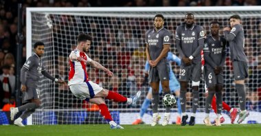 Arsenal&#039;s Declan Rice (2nd L) takes a free kick to score the 1-0 goal during the UEFA Champions League quarterfinal 1st leg match against Real Madrid, London, U.K., April 8, 2025. (EPA Photo)