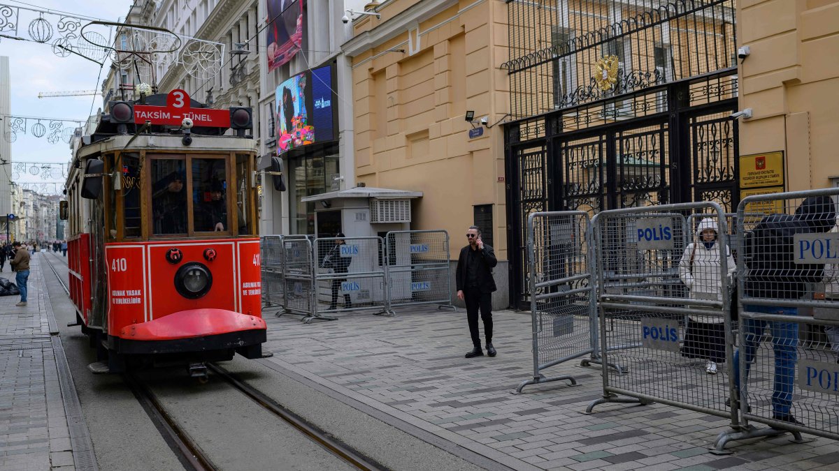 A nostalgic tram passes in front of the Russian Consulate on Istiklal Avenue in Istanbul, Türkiye, April 10, 2025. (AFP Photo)