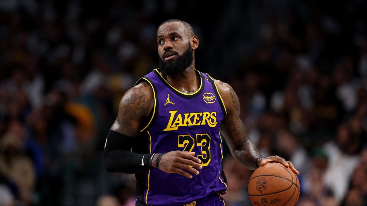 Los Angeles Lakers&#039; LeBron James dribbles the ball against the Dallas Mavericks during the fourth quarter at American Airlines Center, Dallas, U.S., April 9, 2025. (AFP Photo)
