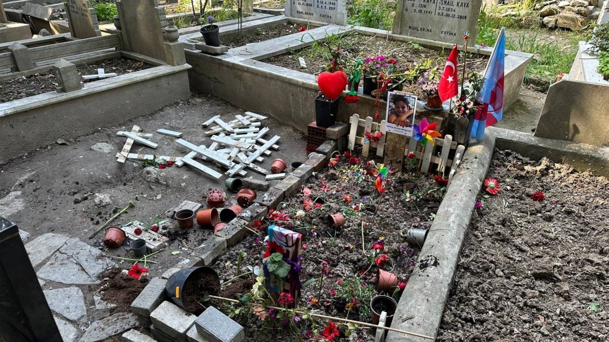 The damaged grave of 15-year-old Mattia Ahmet Minguzzi at Osmaniye Cemetery, Bakırköy, Türkiye, April 10, 2025. (AA Photo)