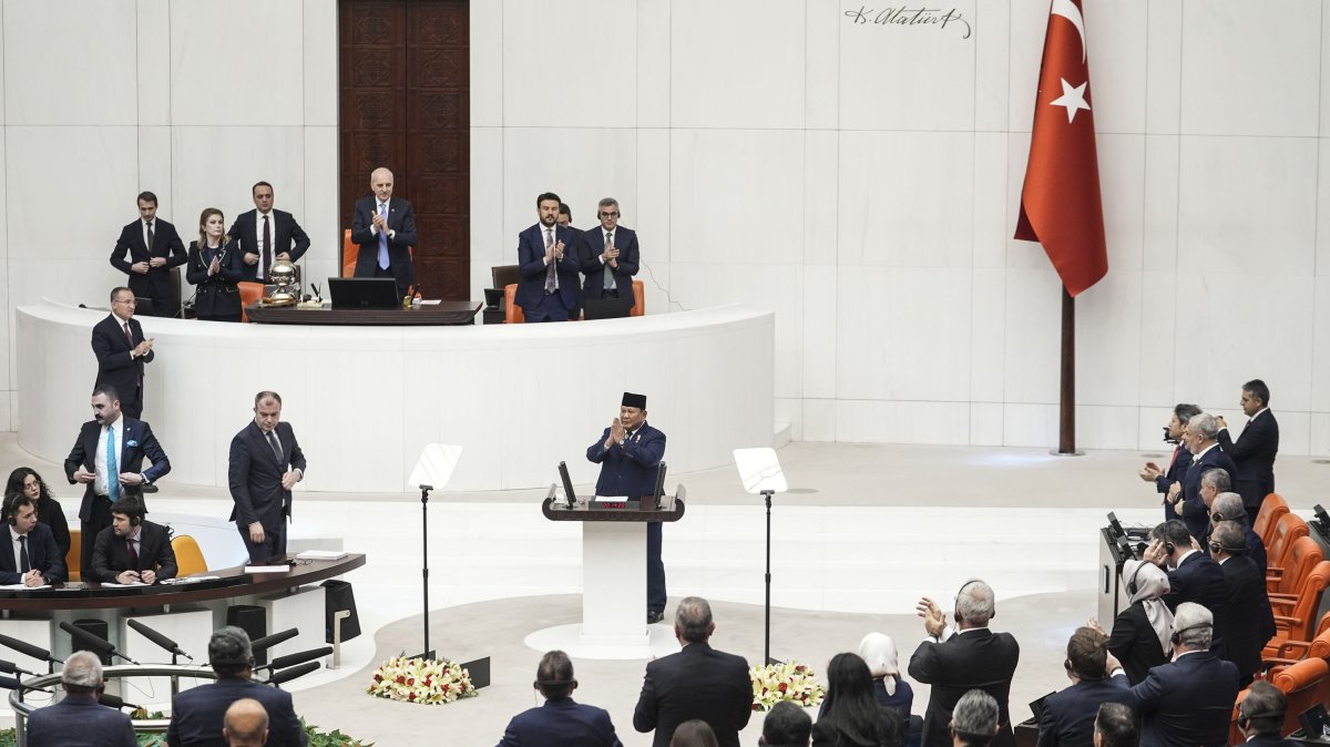 Turkish lawmakers applaud as Indonesian President Prabowo Subianto greets Parliament, Ankara, Türkiye, April 10, 2025. (AA Photo)