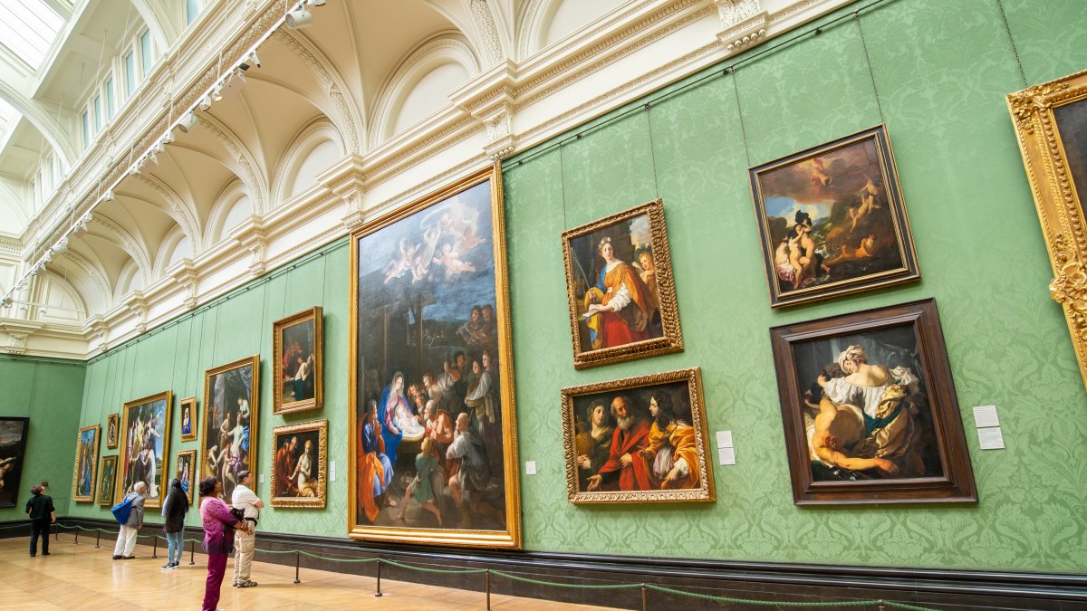 People exploring classic old master oil paintings at the National Gallery in London, U.K., June 11, 2018. (Shutterstock Photo)