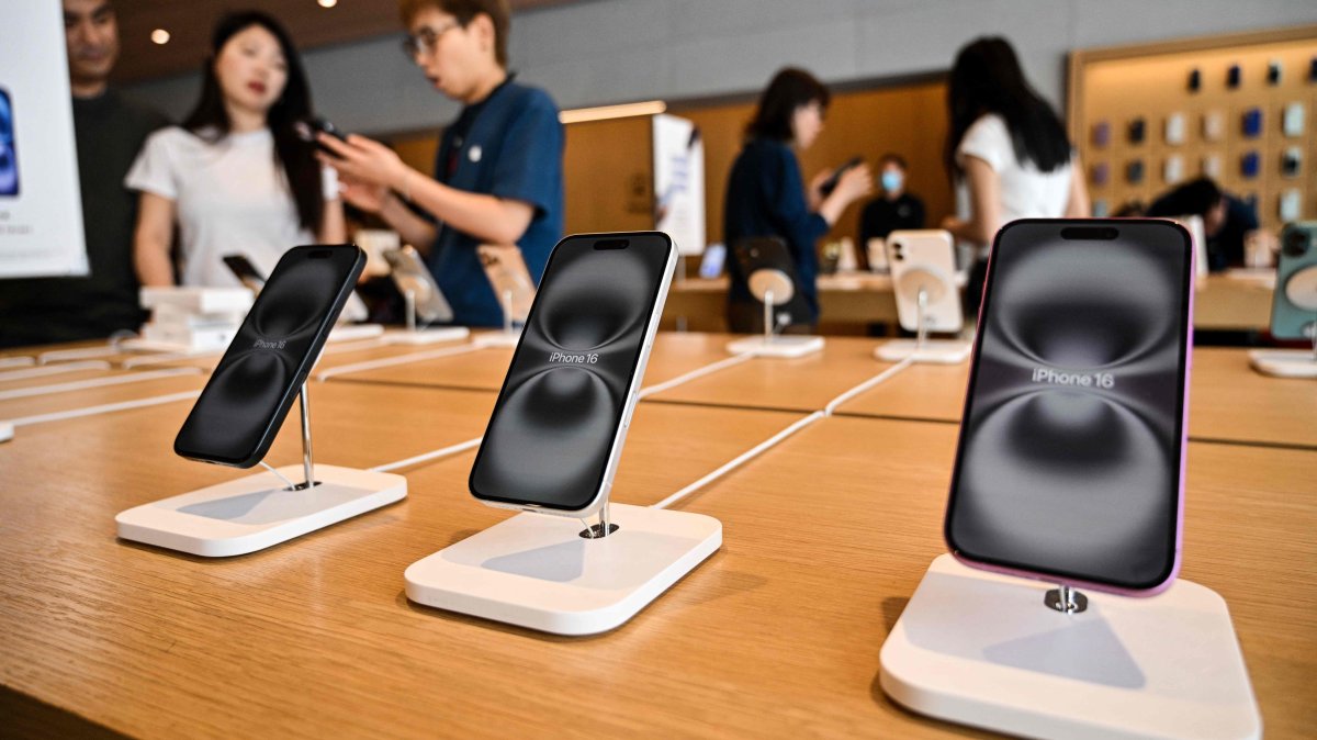 iPhone 16s are displayed in an Apple store in the Jing&#039;an district in Shanghai, China, April 10, 2025. (AFP Photo)