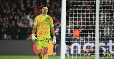 Aston Villa&#039;s Emiliano Martinez reacts during the UEFA Champions League quarterfinal first leg football match against Paris Saint-Germain at the Parc des Princes stadium, Paris, France, April 9, 2025. (AFP Photo)
