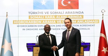 Energy and Natural Resources Minister Alparslan Bayraktar (R) shakes hands with Dahir Shire Mohamed, minister of petroleum and mineral resources of Somalia, Ankara, Türkiye, April 10, 2025. (DHA Photo)