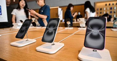 iPhone 16s are displayed in an Apple store in the Jing&#039;an district in Shanghai, China, April 10, 2025. (AFP Photo)