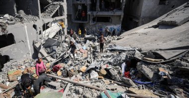 Palestinians search for casualties trapped under the rubble at the site of an Israeli airstrike that hit a house the previous day in Shejaia, Gaza City, April 10, 2025. (Reuters Photo)