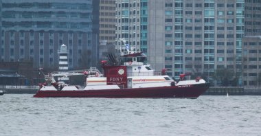 A New York Fire Department rescue boat is seen in Hoboken, New Jersey, after a helicopter crashed into the Hudson River on April 10, 2025. (AFP Photo)
