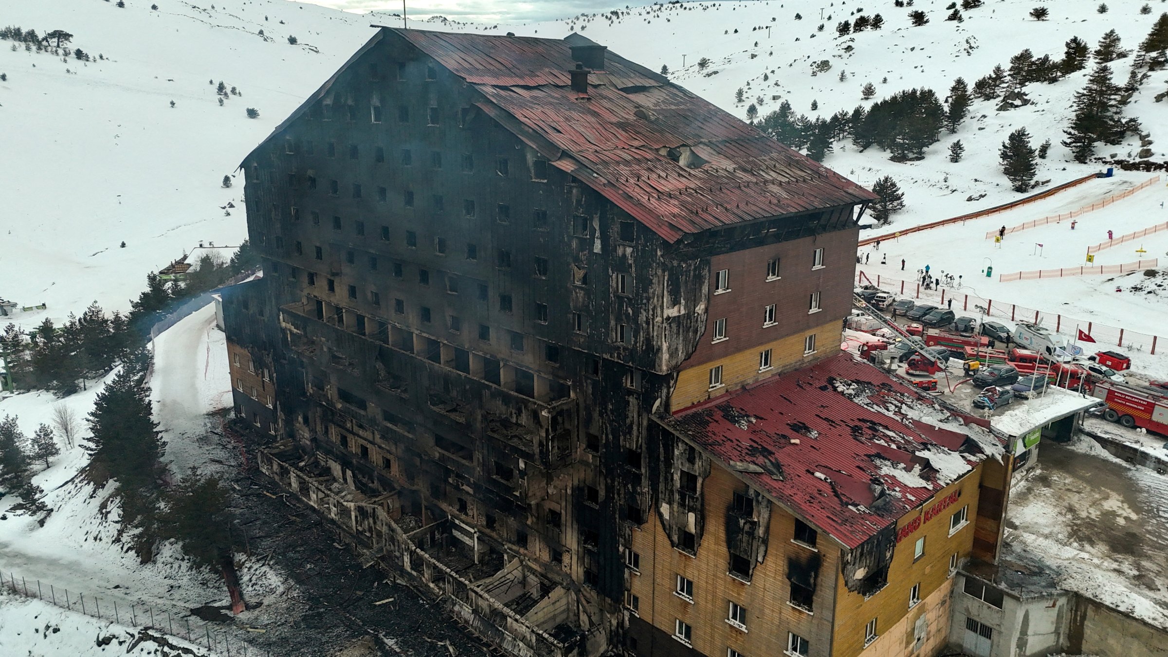 A drone view shows the aftermath of a fire at a hotel in the ski resort of Kartalkaya, Bolu, Türkiye, Jan. 21, 2025. (Reuters Photo)