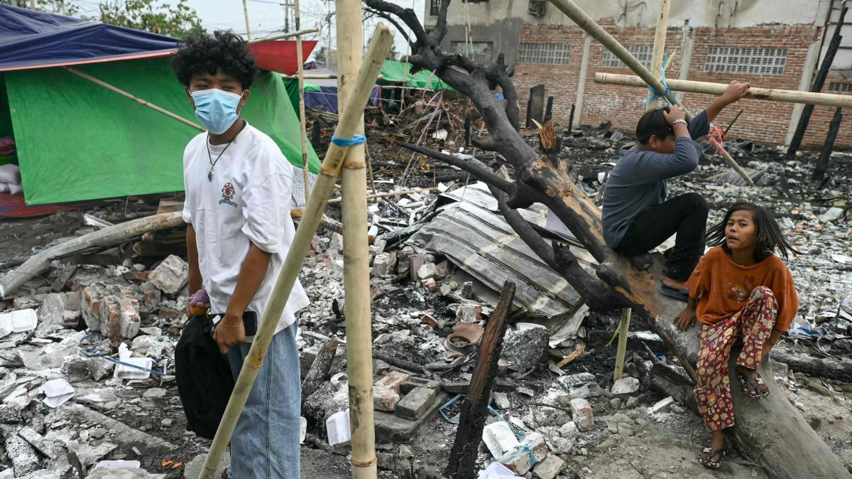 People take shelter in temporary tents set up among the debris of houses destroyed in a fire following the devastating March 28 earthquake, Mandalay, Myanmar, April 11, 2025. (AFP Photo)