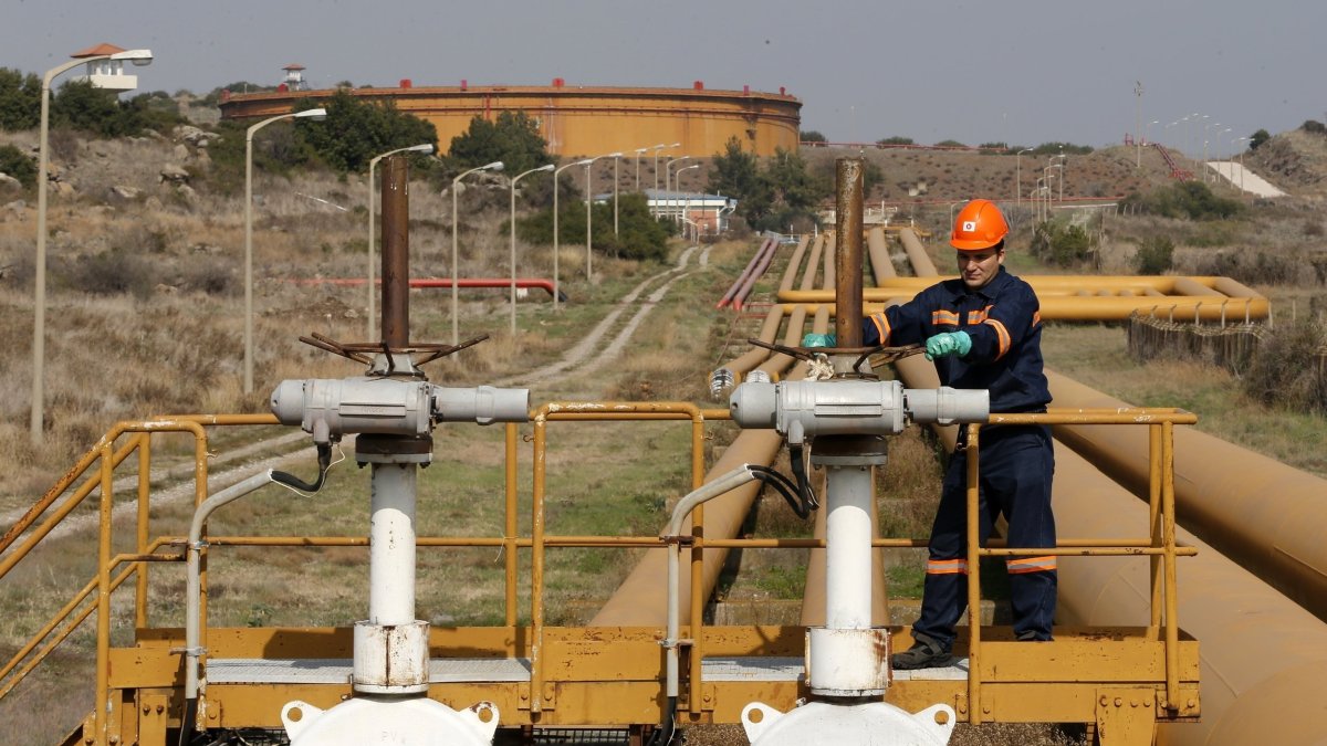 A worker checks valve gears of pipes linked to oil tanks at the Mediterranean port of Ceyhan, southern Türkiye, Feb. 19, 2014. (Reuters File Photo)