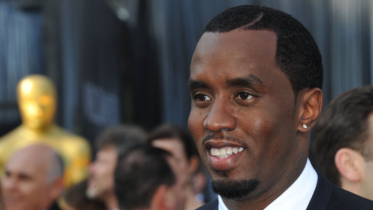 Sean &quot;Diddy&quot; Combs arrives on the red carpet for the 84th Annual Academy Awards, Hollywood, U.S., Feb. 26, 2012. (AFP Photo)