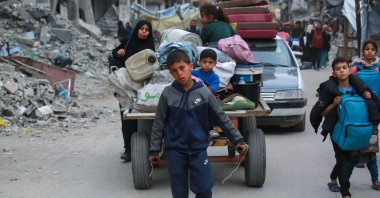 Palestinians ferry their belongings following Israeli evacuation orders as they arrive in Gaza City to flee neighbourhoods to the east of the city,Gaza Strip, April 11, 2025. (AFP Photo)