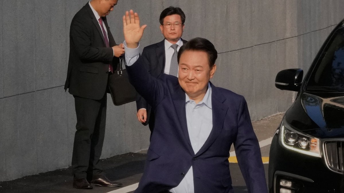 Ousted South Korean president Yoon Suk Yeol waves before leaving the presidential residence in Seoul, South Korea, April 11, 2025. (AFP Photo)